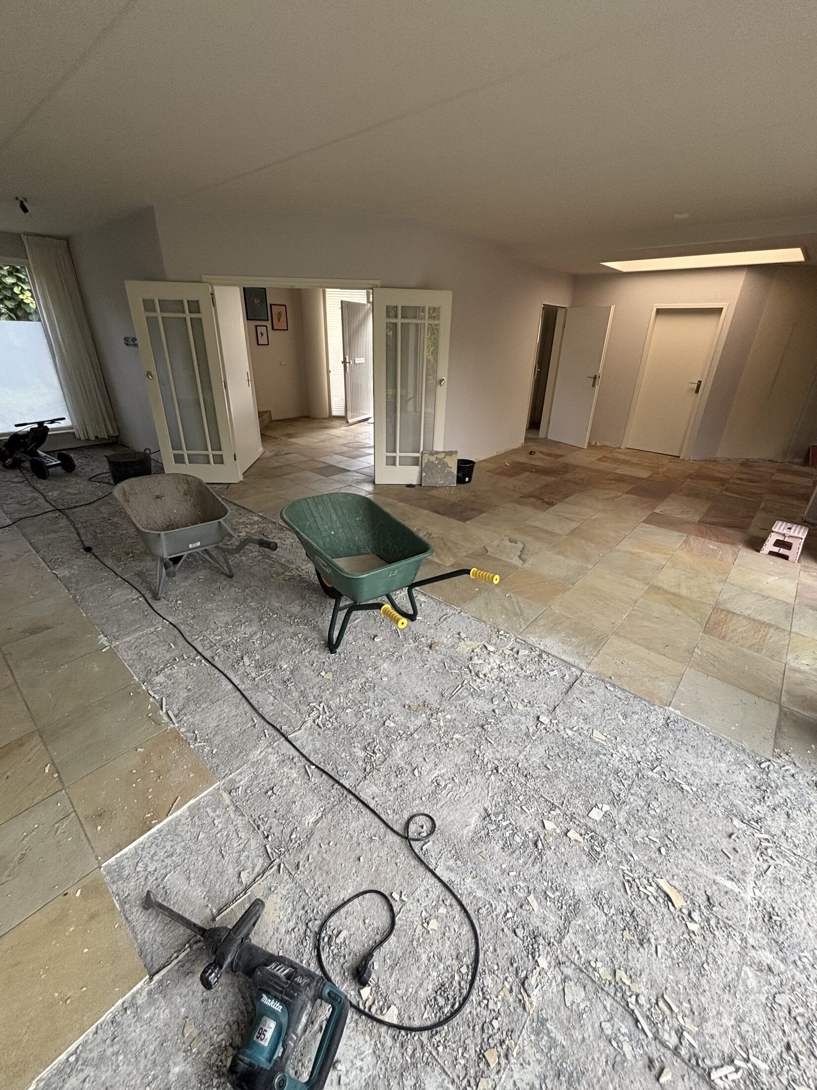 Voor: 120 m² tegelvloer verwijderen in Tiel