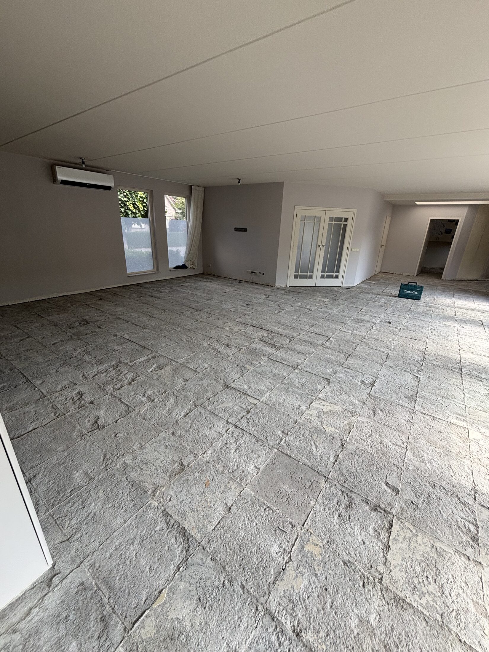 Na: 120 m² tegelvloer verwijderen in Tiel