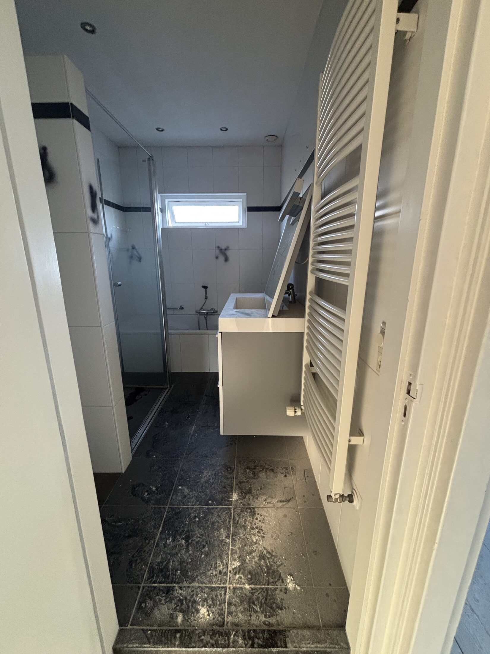 Voor: Badkamer slopen Complete badkamer casco gemaakt in 1 werkdag