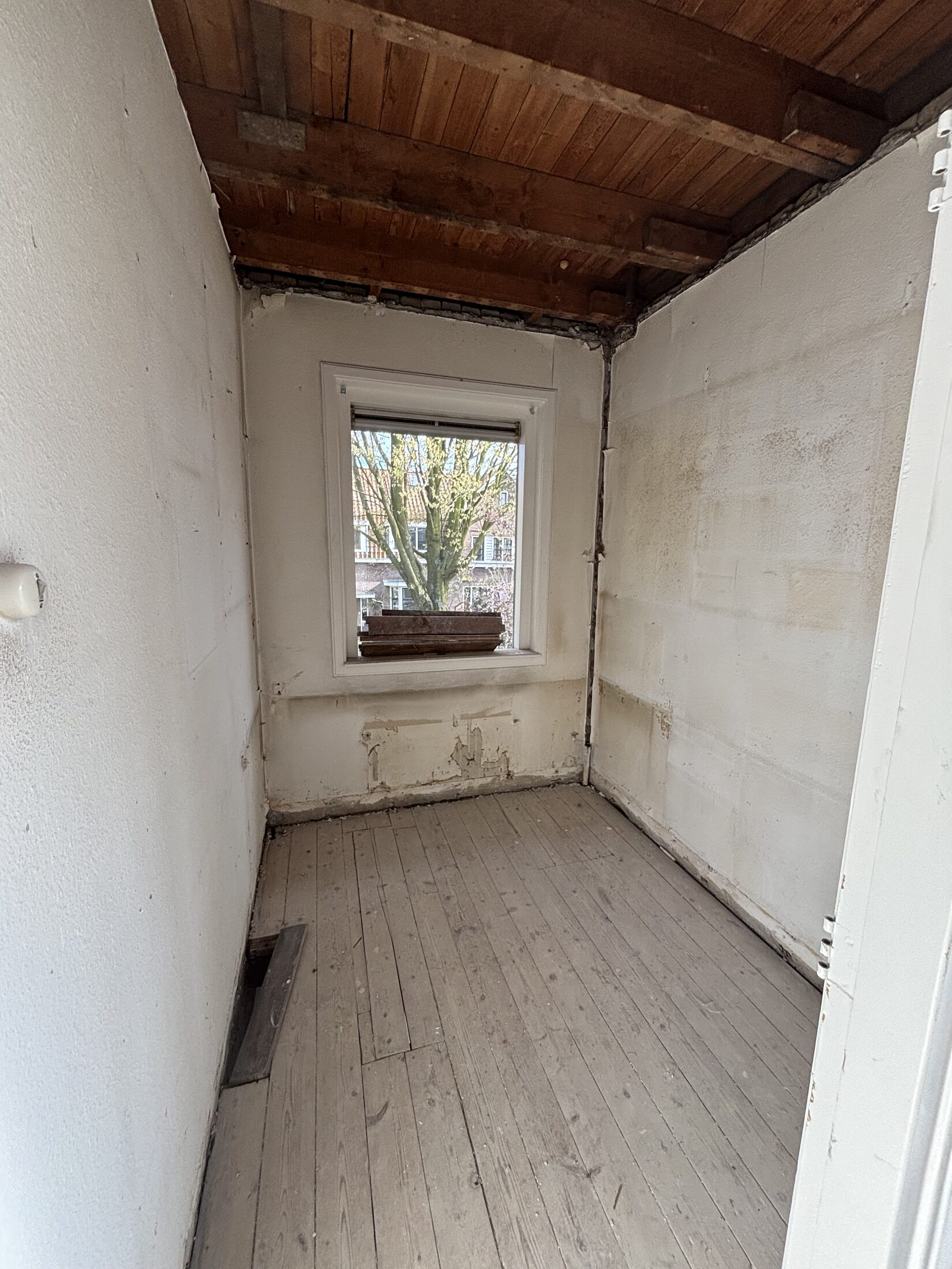 Na: Plafond slopen – Riet, stucwerk en rachels