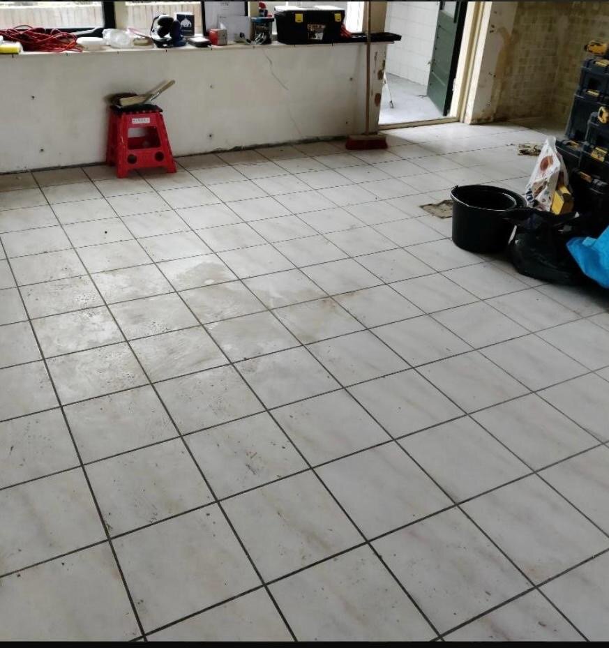 Voor: Verwijderen tegelvloer en cementdekvloer