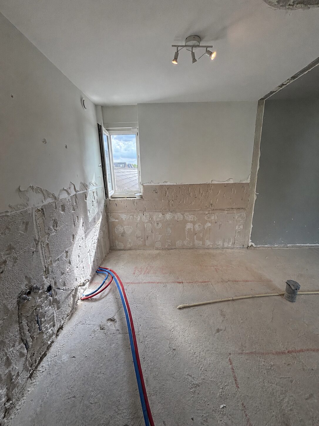 Badkamer slopen met muurdoorbraak en dekvloer verwijderen