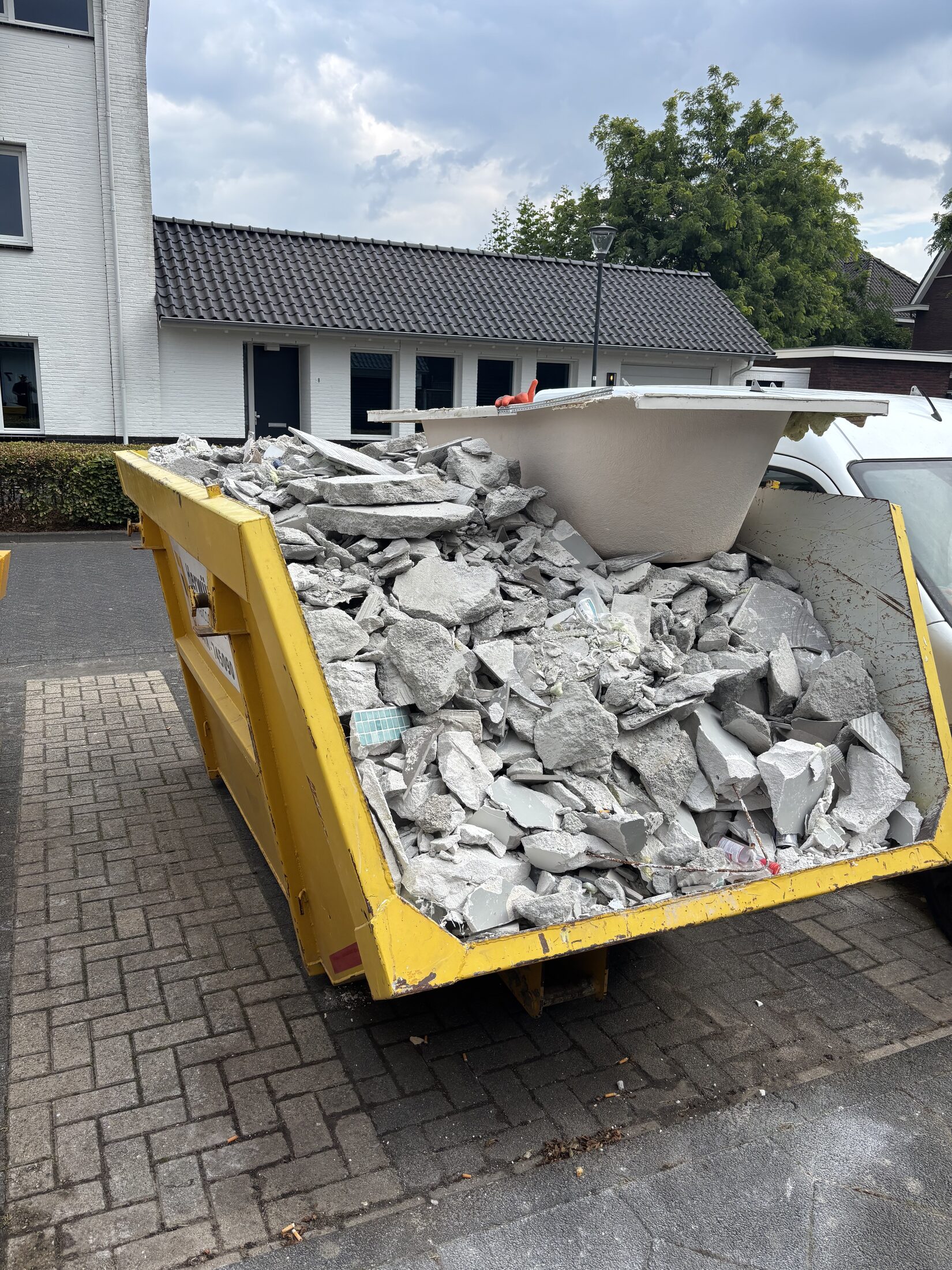 Badkamer slopen met muurdoorbraak en dekvloer verwijderen