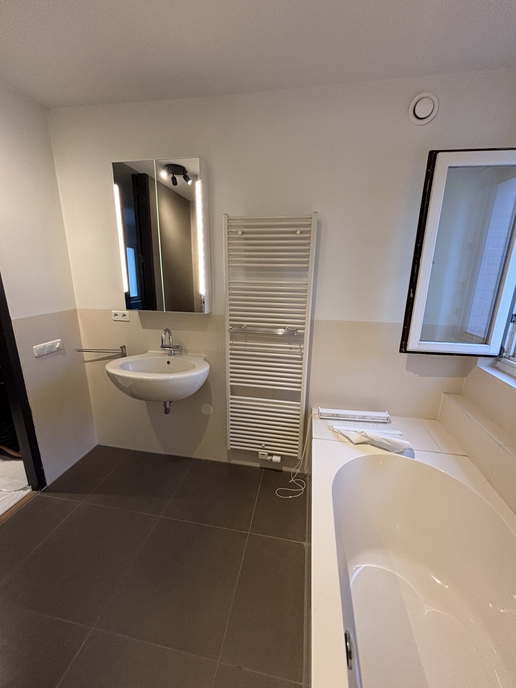 Badkamer slopen met muurdoorbraak en dekvloer verwijderen