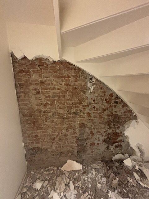 Verwijderen stucwerk tot op de bakstenen muur · beeld 1