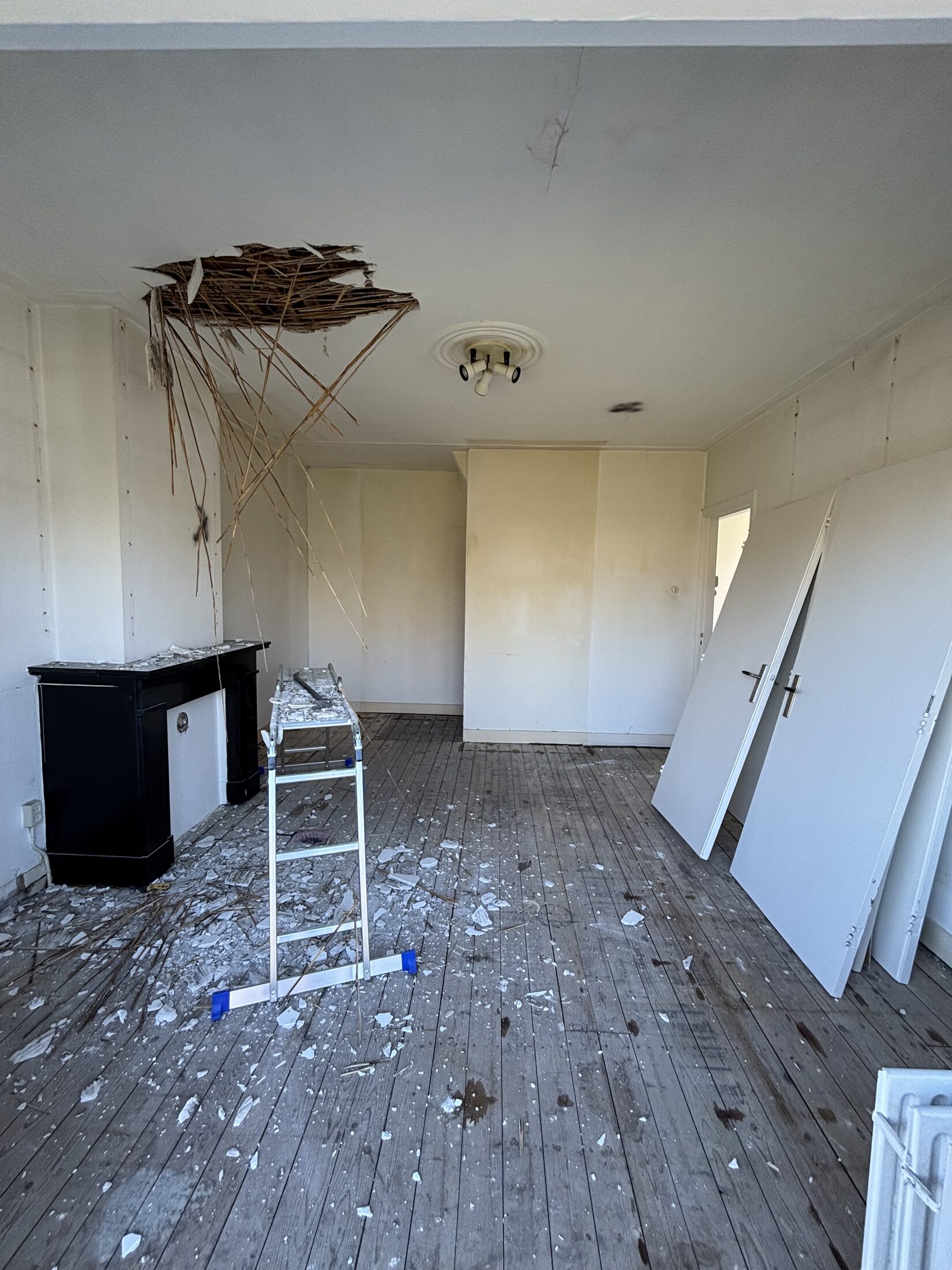 Plafond slopen – Riet, stucwerk en rachels
