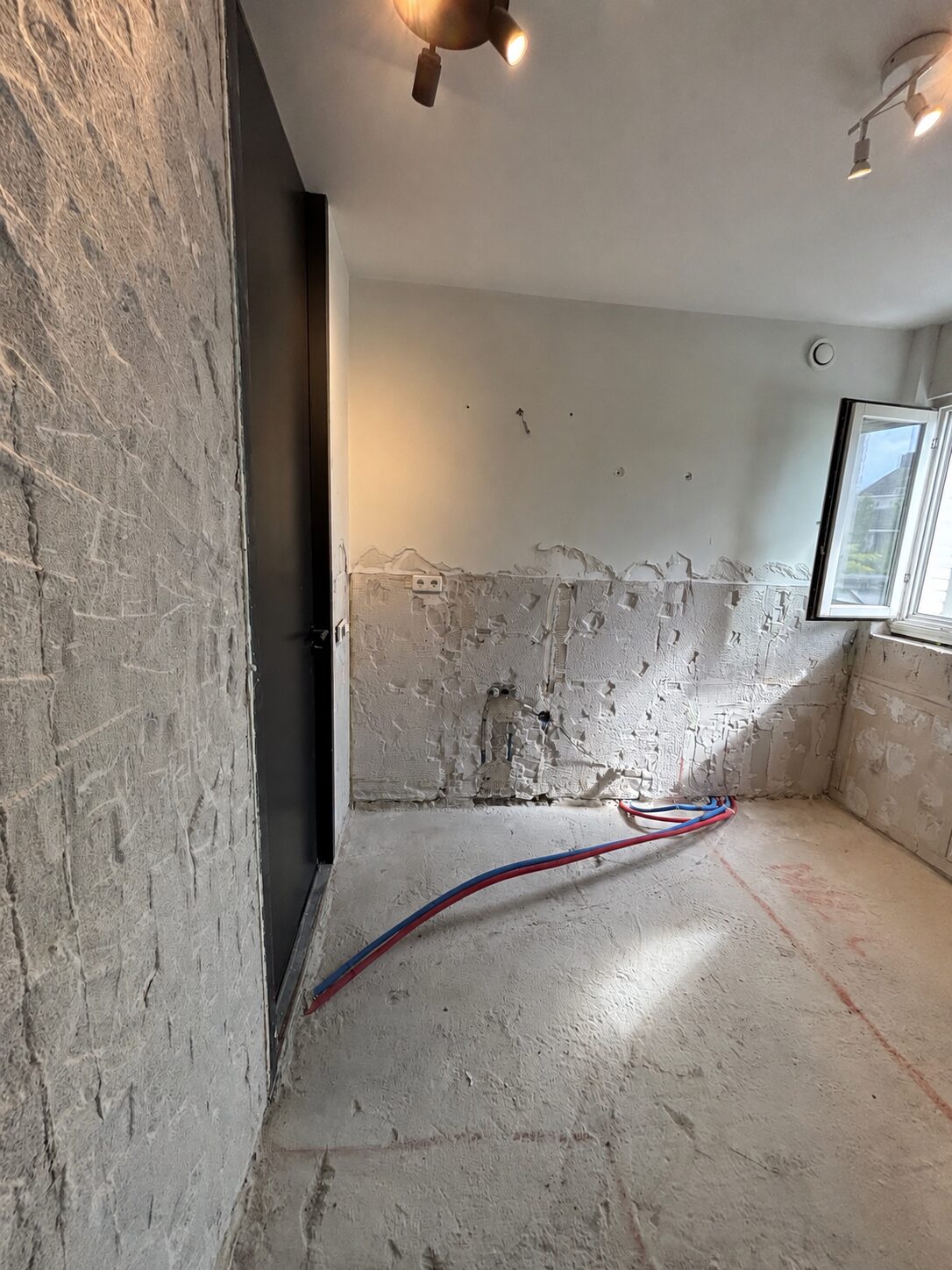 Badkamer slopen met muurdoorbraak en dekvloer verwijderen