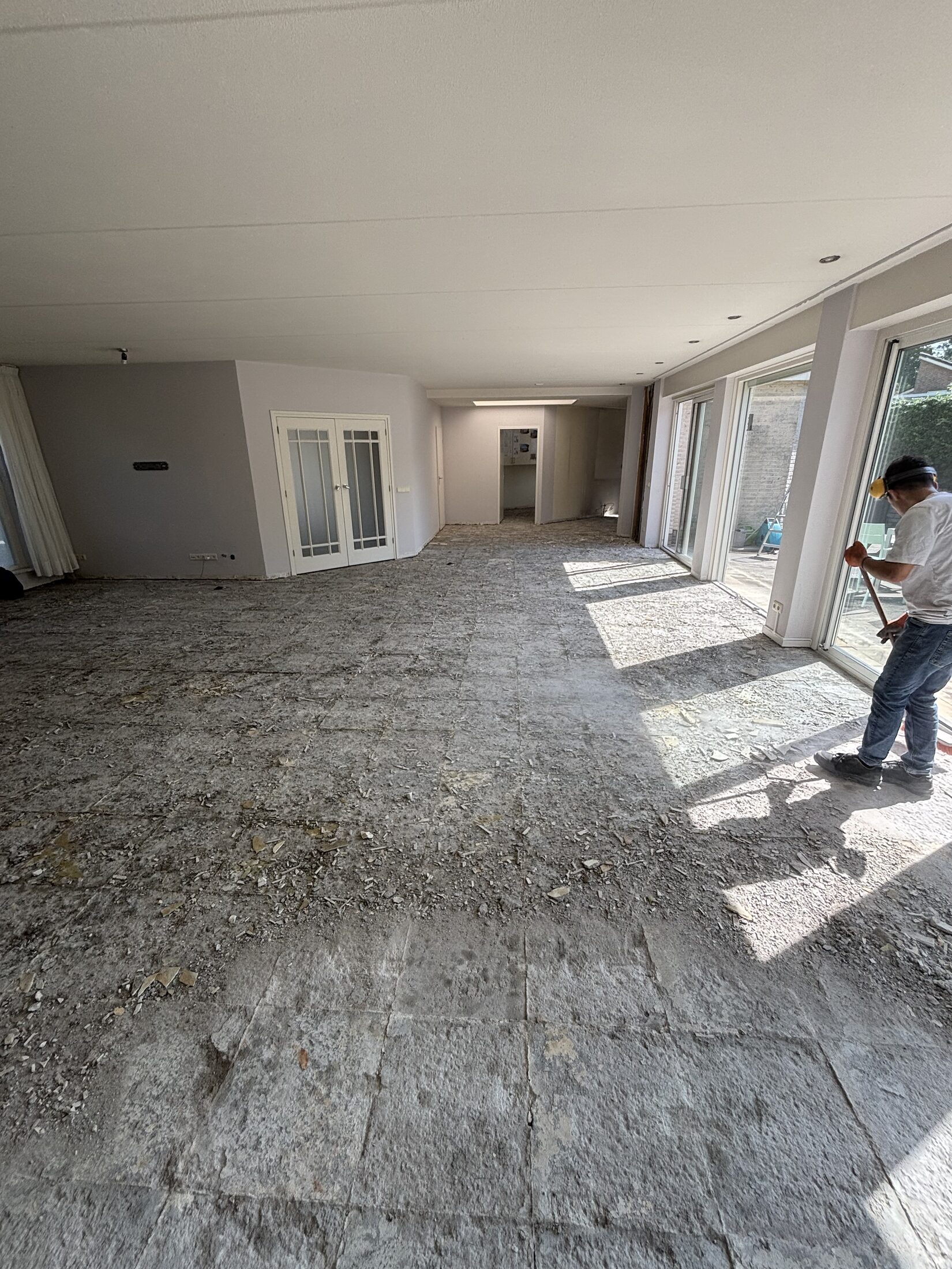 120 m² tegelvloer verwijderen in Tiel