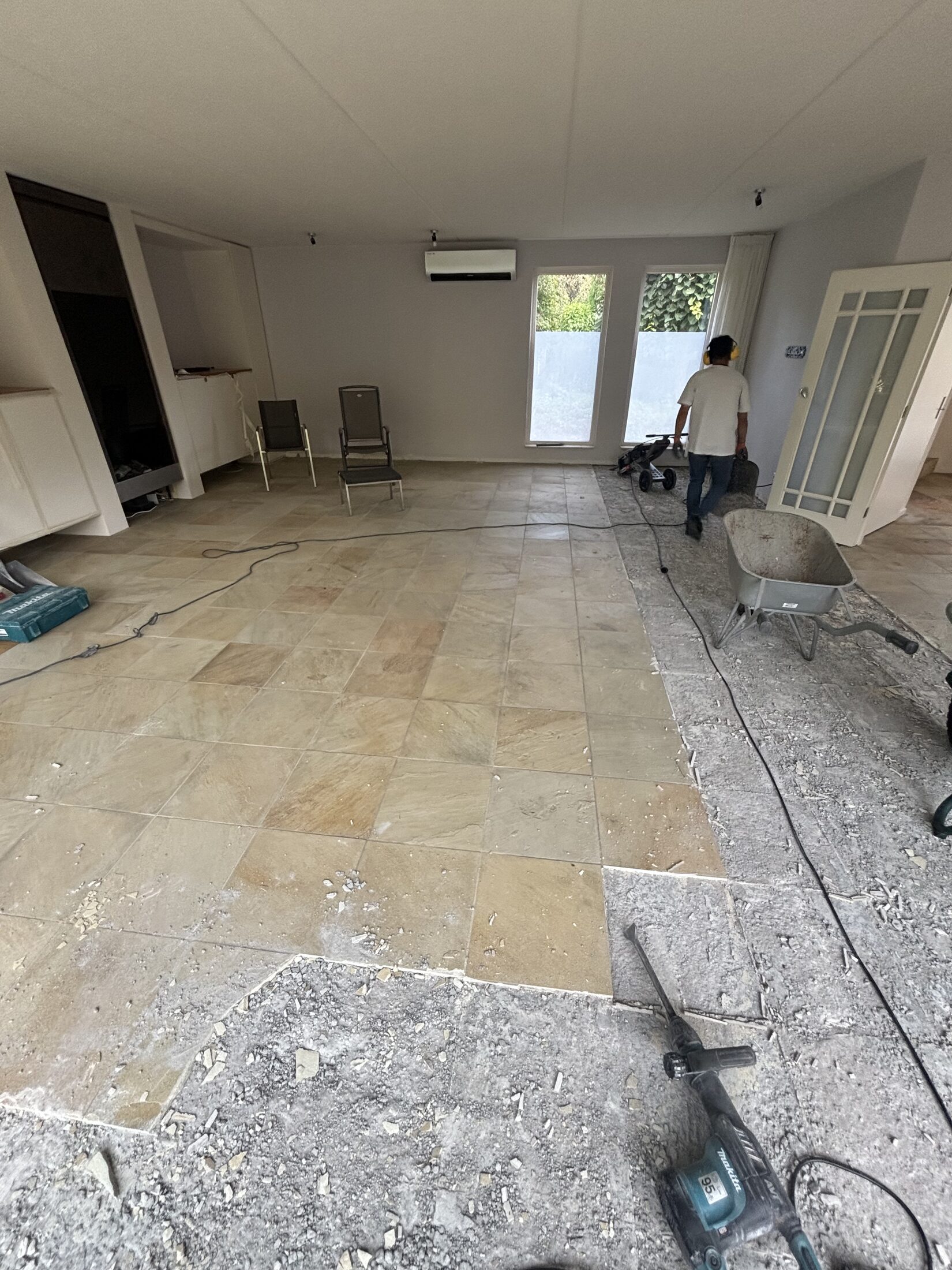 120 m² tegelvloer verwijderen in Tiel