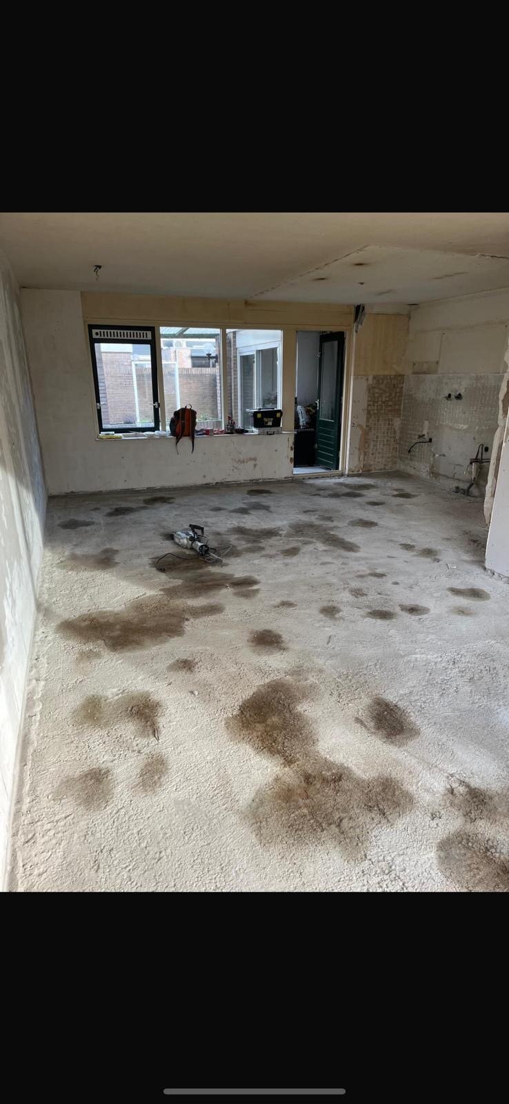 Verwijderen tegelvloer en cementdekvloer