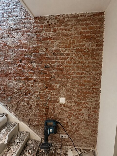 Verwijderen stucwerk tot op de bakstenen muur